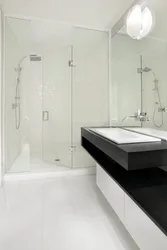Ақ-қара душымен ванна бөлмесінің дизайны
