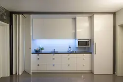 Кухня з зачыненымі шафамі фота