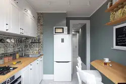 Халадзільнік пасярэдзіне кухні фота