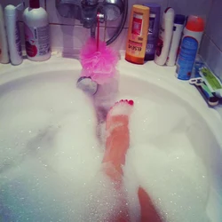 Фото ванны с пеной и ножками