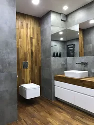 Дизайн ванной комнаты в сером тоне с деревом