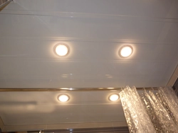 Потолок в ванной из пластиковых панелей с точечными светильниками фото