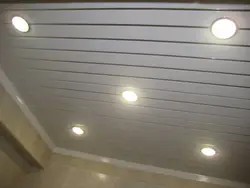 Spot lampaları olan plastik panellərdən hazırlanmış vanna otağı tavanı