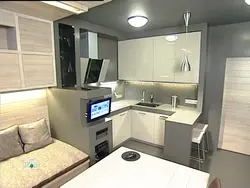 Дизайн квадратной кухни с диваном и телевизором фото