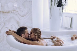 Фото пары в ванне с пеной