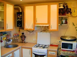 Дызайн 5 м кухні з халадзільнікам і газавай калонкай