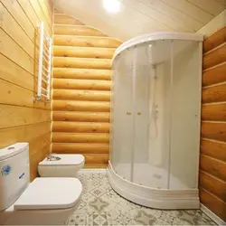 Дызайн ваннага пакоя ў драўлянай хаце з душавой кабінай