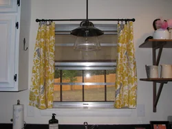 Вешаем шторы на кухне фото