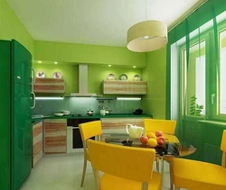 Интерьер белой кухни с зелеными шторами