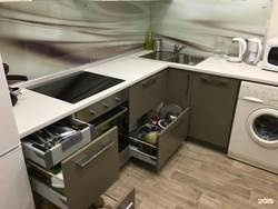 Дизайн кухни угловой с холодильником и посудомоечной машиной