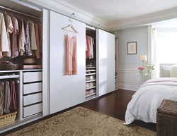 Встраиваемые шкафы в интерьере спальни