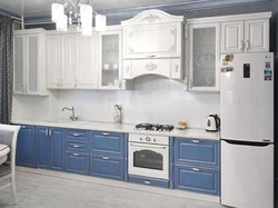 Интерьер кухни с белым верхом и синим низом