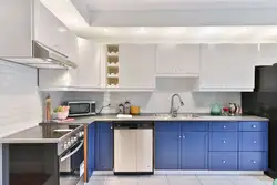 Інтэр'ер кухні з белым верхам і сінім нізам