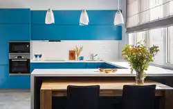 Интерьер кухни с синим фартуком