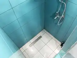 Интерьер ванной с трапом