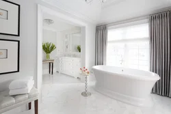 Дизайн ванной комнаты белый пол