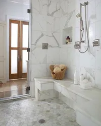 Дызайн ваннай з душавой і туалетам у мармуры