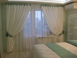 Balkon fotoşəkili olan yataq otağı üçün pərdələr