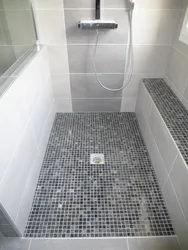 Kiçik Bir Banyoda Kirəmitli Duşun Fotoşəkili
