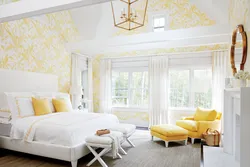 Спальня з жоўтымі шпалерамі фота