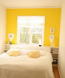 Sarı divar kağızı fotoşəkili olan yataq otağı