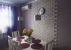 Как задекорировать стену на кухне у стола фото
