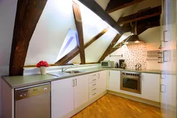 Скошенный потолок на кухне фото