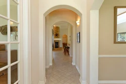 Design of a hallway with an arch in an apartment