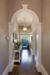 Design of a hallway with an arch in an apartment