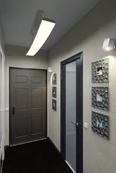 Дизайн прихожей с черными дверями