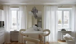 Дизайн кухни гостиной с 2 окнами фото