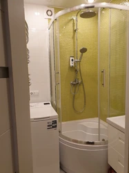 Tualet Fotoşəkili Olmayan Kiçik Bir Banyoda Duş Kabini