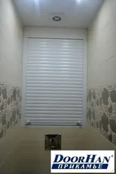 Banyoda diyircəkli panjurların fotoşəkili