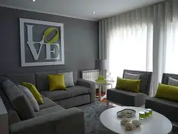 Дизайн гостиной с серым диваном и шторами