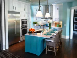 Кухня з блакітнымі шпалерамі дызайн