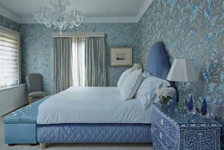 Дизайн с синими обоями спальни