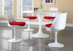 Интерьеры кухонь с красивыми стульями