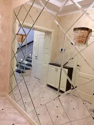 Зеркало в ромбик в интерьере прихожей