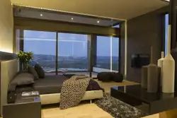 Дизайн гостиной комнаты с большими окнами