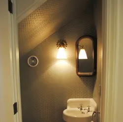 Баспалдақ астындағы ванна бөлмесінің дизайны фото