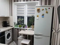 Холодильник в углу кухни фото в интерьере