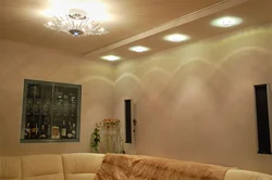 Натяжные потолки гостиная фото как расположить светильники
