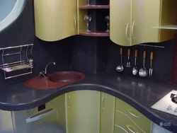 Кутняя кухня з мыйкай у куце для маленькай кухні фота