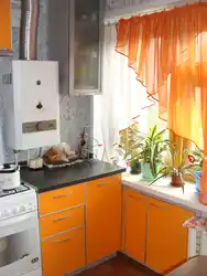 Фото маленькой кухни с окном и с колонкой