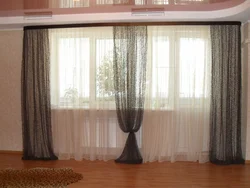 Дизайн штор в гостиную с двумя окнами и простенком современный