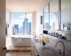 Дизайн плитки в ванной с окном