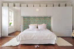 Спальня со шкафом в изголовье кровати дизайн