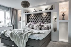 Дизайн спальни с серой кроватью с мягким изголовьем