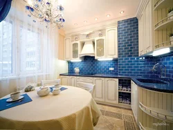 Бежевая кухня с синим интерьером