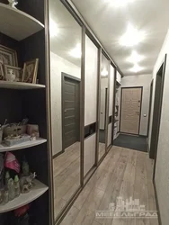 Дизайн узкой прихожей в квартире со шкафом купе в современном